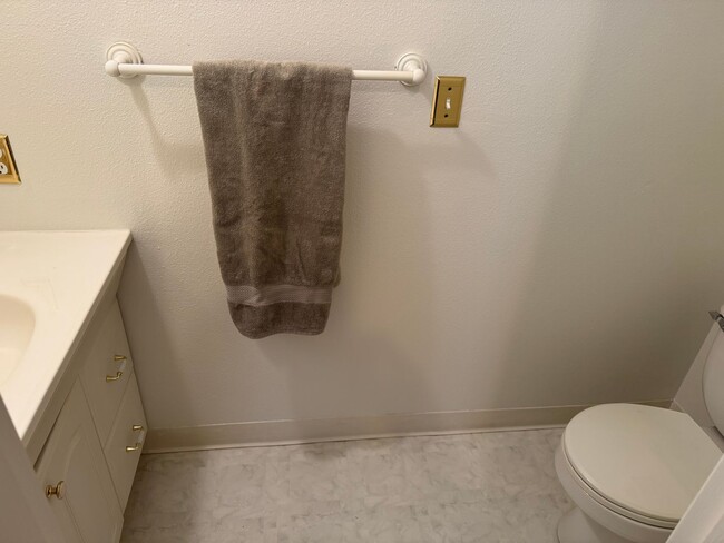 Building Photo - $500 off 1st Rent - Spacious 3 bedroom, 1.5 bathroom Townhouse, Lush Greenspace