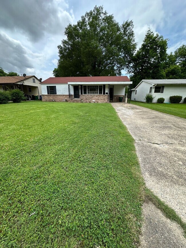 Building Photo - 3 Bedroom 2 bathroom home central air and Heat.