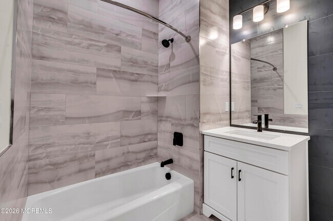 Building Photo - 527 Bangs Ave