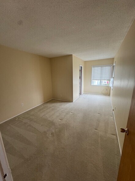 Building Photo - 1125 W Crestwood Ave