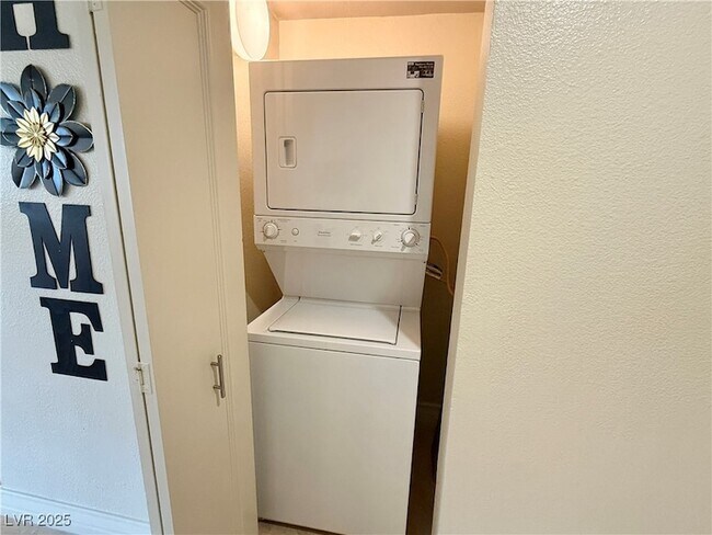 Building Photo - 270 E Flamingo Rd