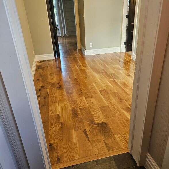 Living room solid oak floor - 811 Tyler St
