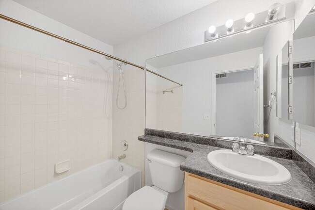 Building Photo - 2 bed/ 2.5 bath duplex in established neighborhood with corner lot