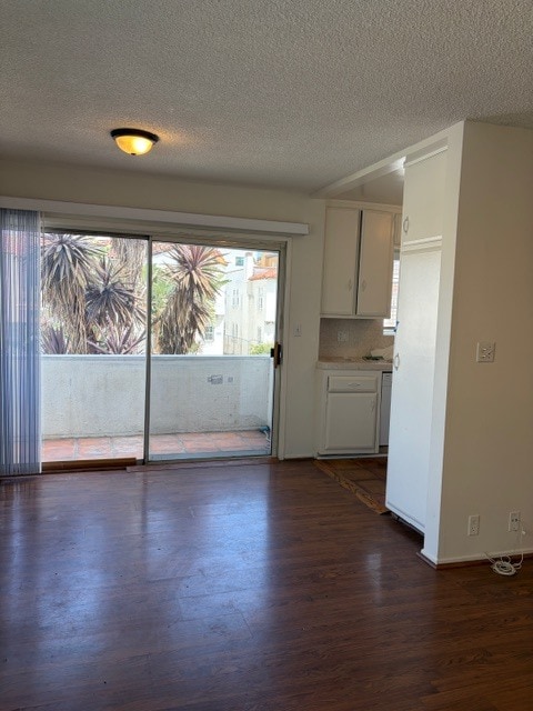 Dining area with private patio - 1123 S Wooster St