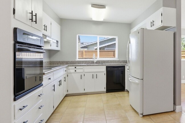 Building Photo - Wow! What a Great Home! Available Now!