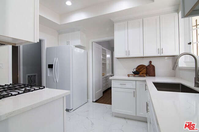 Building Photo - 157 S Mansfield Ave