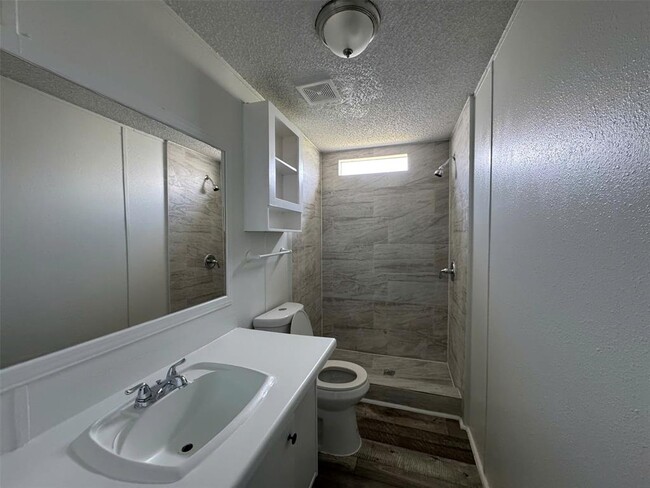 Building Photo - 16206 Wood Dr