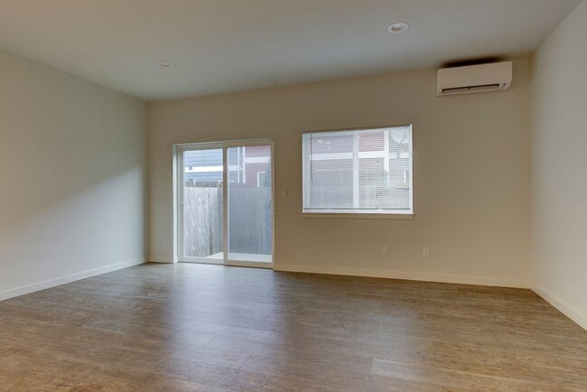 Building Photo - 3 Bedroom/2 Bath  townhouse in Kettlecove community