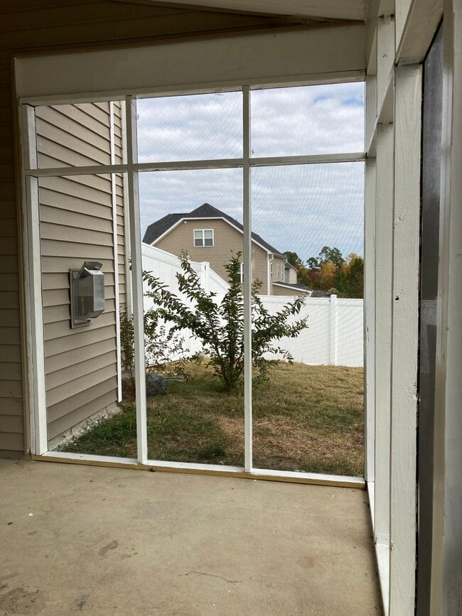 Building Photo - Immaculate 5 Bedrooms, 3.5 Bath Home Located Minutes from Shopping- Easy Commute to Sanford, Ft. ...