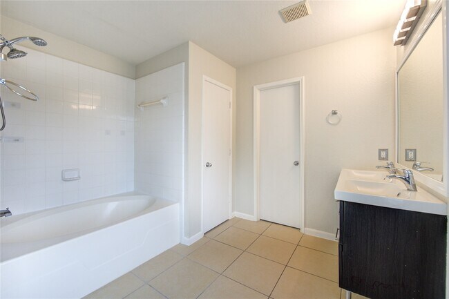 Building Photo - 15518 Miller House Ln