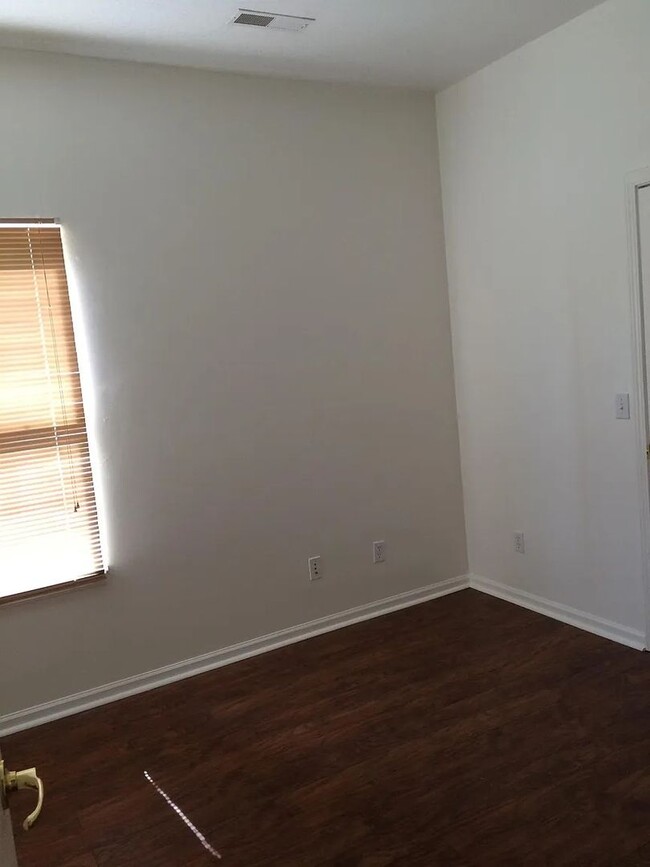 Building Photo - 404 S Marion St