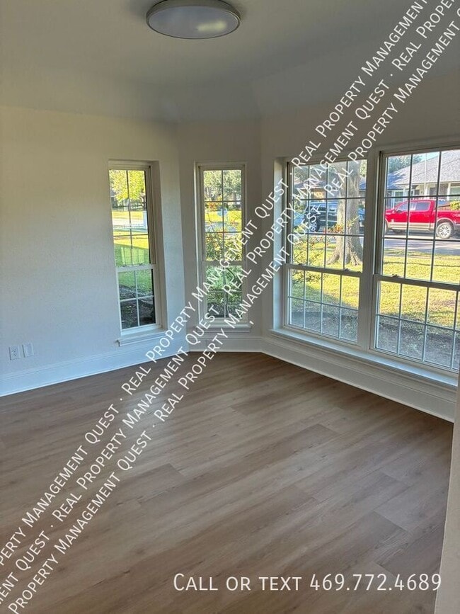 Building Photo - 814 Meandering Way