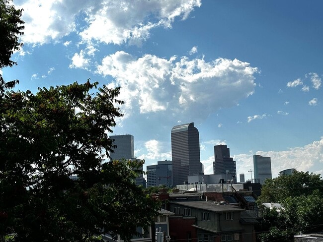 Building Photo - Prime Location Condo: Bright 1 Bed, 1 Bath...