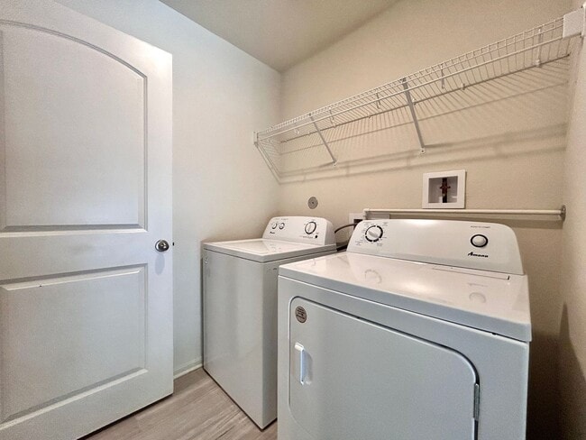 Building Photo - Comfortable 3 Bed / 2 Bath Home with Washer & Dryer and 2-Car Garage