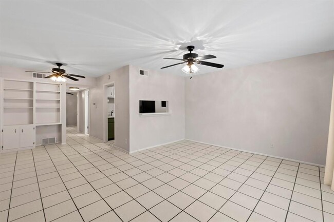 Building Photo - 2425 Ashdale Dr