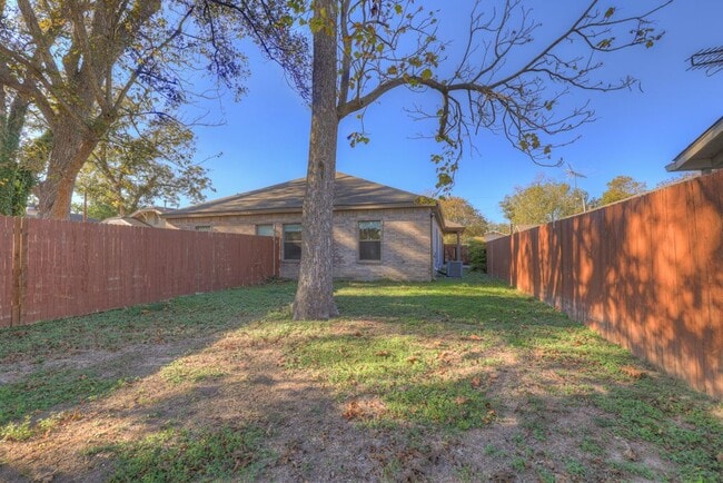 Building Photo - 388 E faust, B