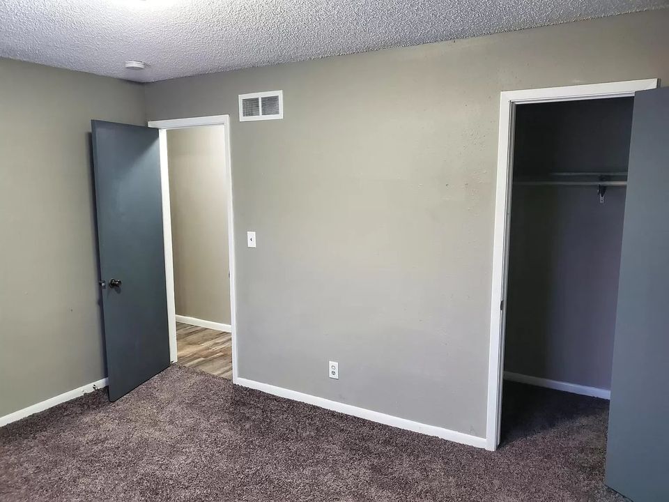 Building Photo - 616 E Hackley Ave