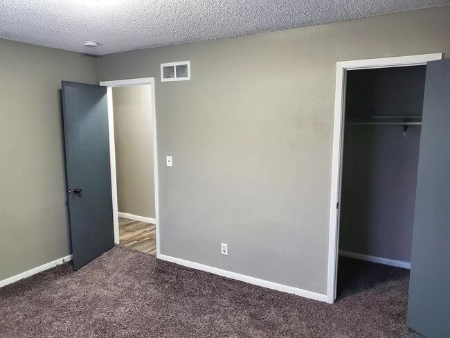 Building Photo - 616 E Hackley Ave