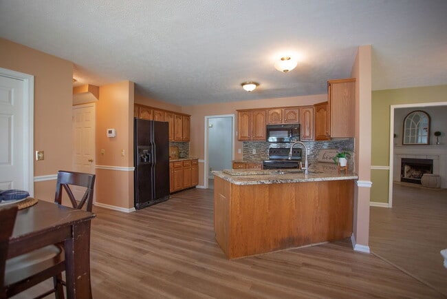 Building Photo - "Charming 4-Bedroom Retreat with Guest Suite & 3 Baths in Murfreesboro!"