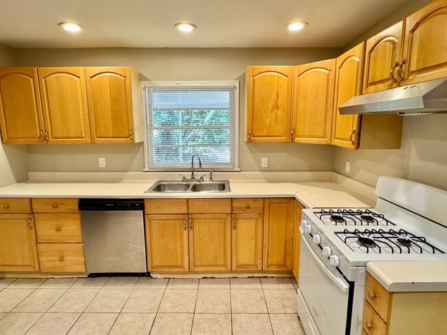 Building Photo - Move-in Ready ! Bright 3 Bedroom