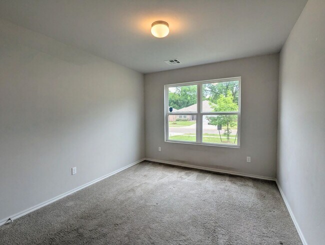 Building Photo - 3 Bed / 2 Bath Home in Noble Schools | Fenced Backyard + Storm Shelter