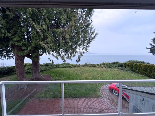 Building Photo - Gated Sound view home Des Moines area, 4 bed plus den 2.5 bath 3900 s/f, Available NOW!!!