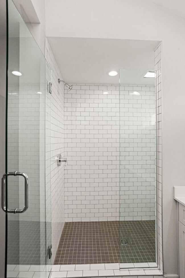 Building Photo - 4 BEDROOM, 5 BATH, 2-CAR GARAGE-