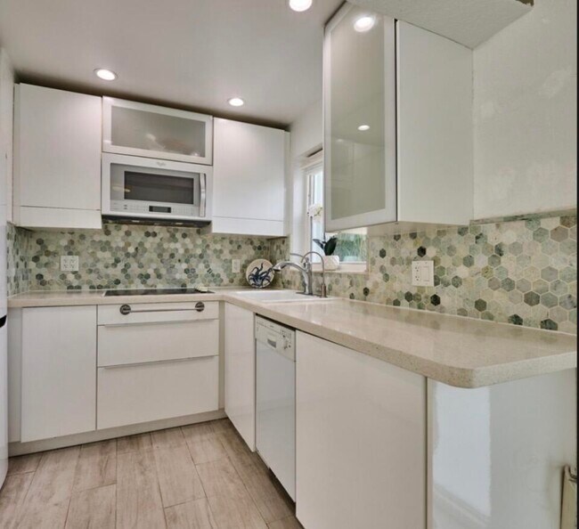 Building Photo - 1021 Hillsboro Mile