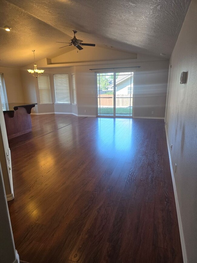 Building Photo - 3 bed 2 bath  Home for Rent in Grants Pass