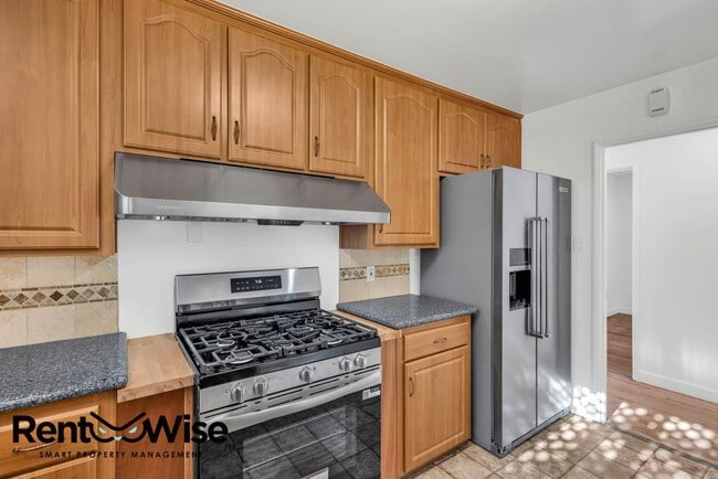 Building Photo - 838 Crompton Rd