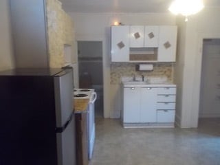 Kitchen sink & doorway to bathroom - 922 E Main St