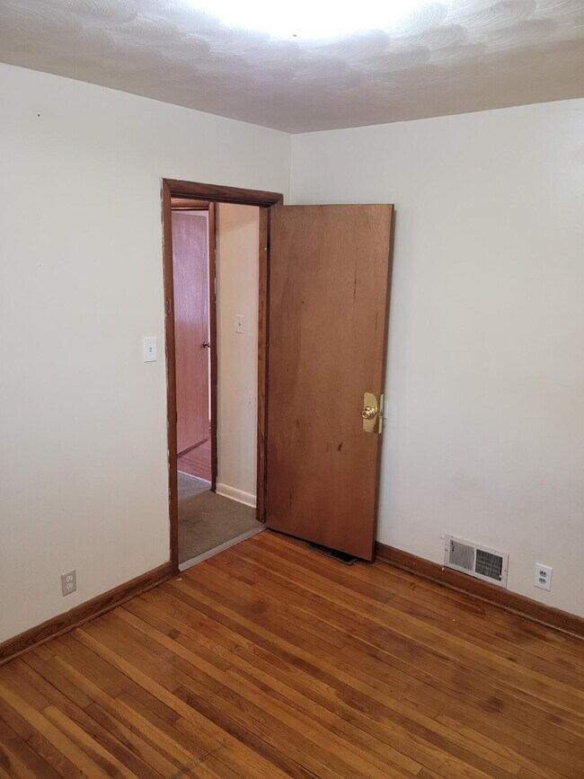 Building Photo - "Charming 2-Bedroom Oasis with Modern Comforts in Jonesboro!"