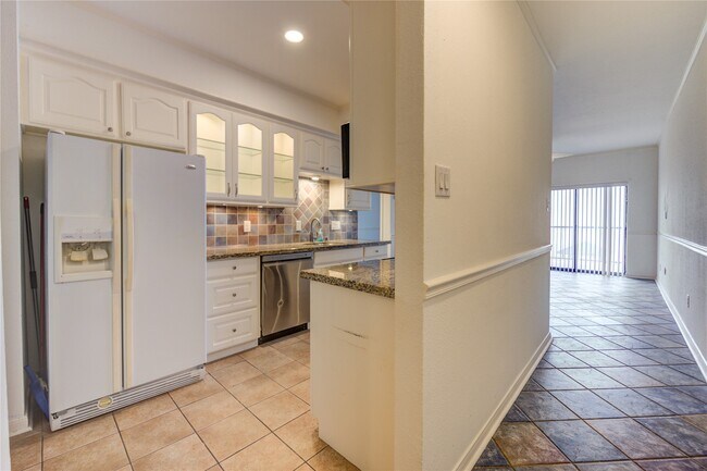 Building Photo - 401 Lakeside Ln