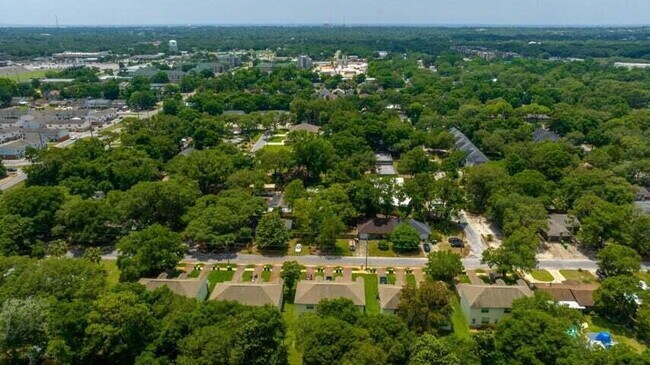 Building Photo - Move in ready Townhome in Fort Walton Beach close to Eglin AFB!