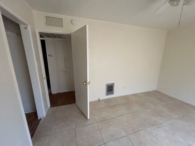 Building Photo - Spacious 4 bedroom, 2 bathroom home locate...