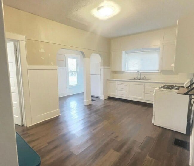 Building Photo - Welcome to our charming 1 bedroom