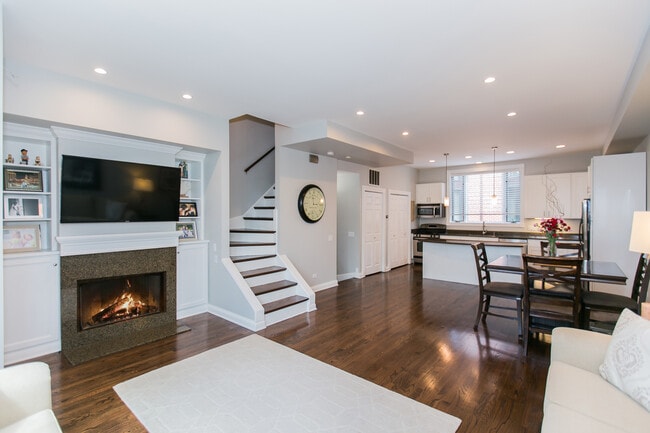 Building Photo - 2005 N Hoyne Ave