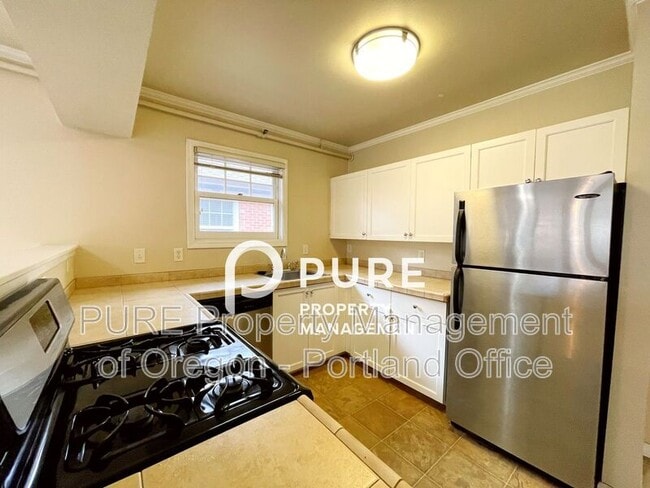 Building Photo - 701 NE 28th Ave