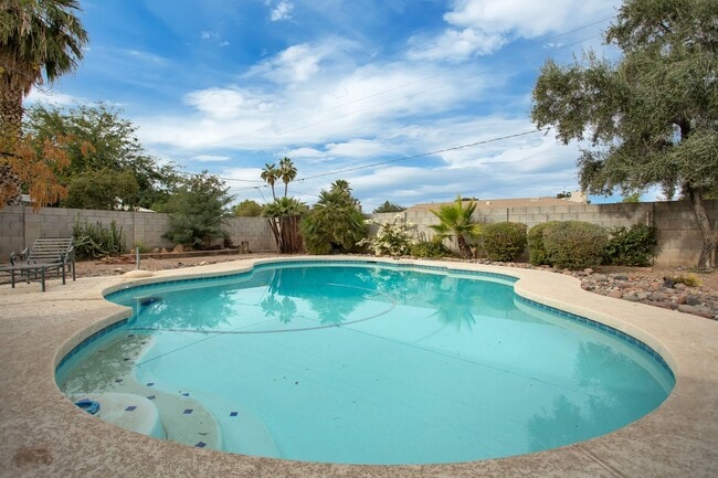 Building Photo - Modern Home with Pool in the Best ASU neighborhood