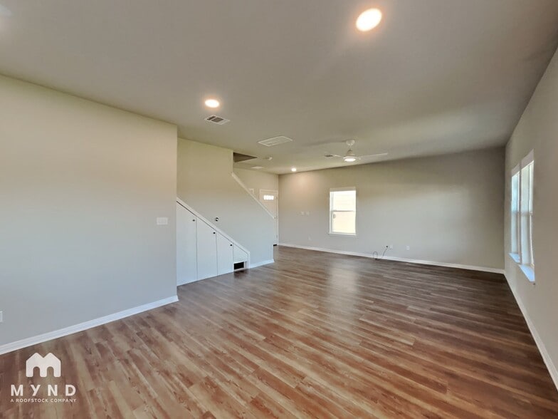 Building Photo - 906 Limestone Shls Rd