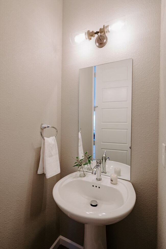 Building Photo - Gorgeous Townhome near Edgewater!
