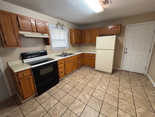 Building Photo - This 3-bedroom, 1.5-bath home in Russellville, AR