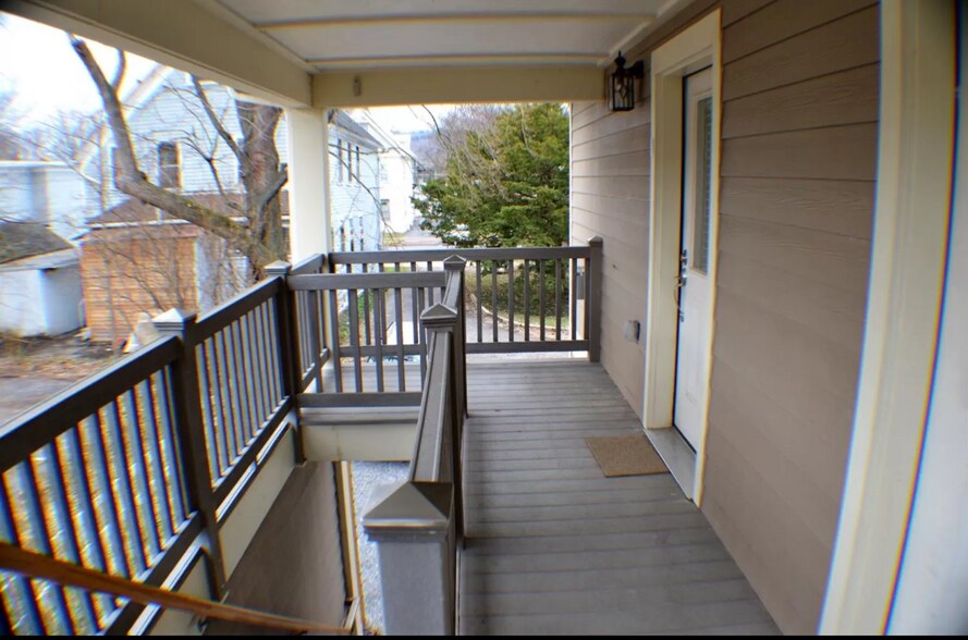 Shared Entryway - 411 N Geneva St