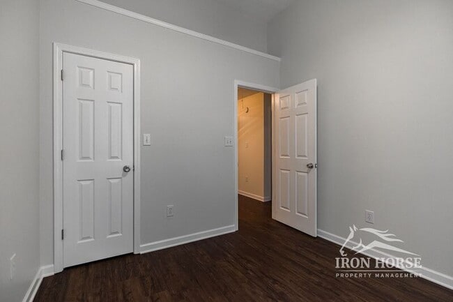 Building Photo - 112 Mint Pl