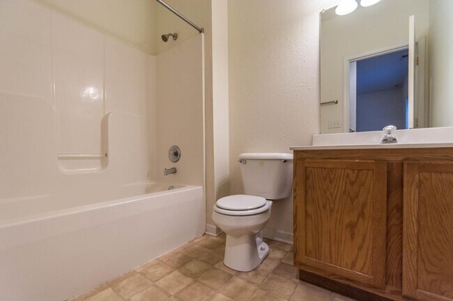 Building Photo - 206 E 20th St