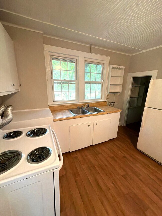 Building Photo - 3516 Eastway Dr