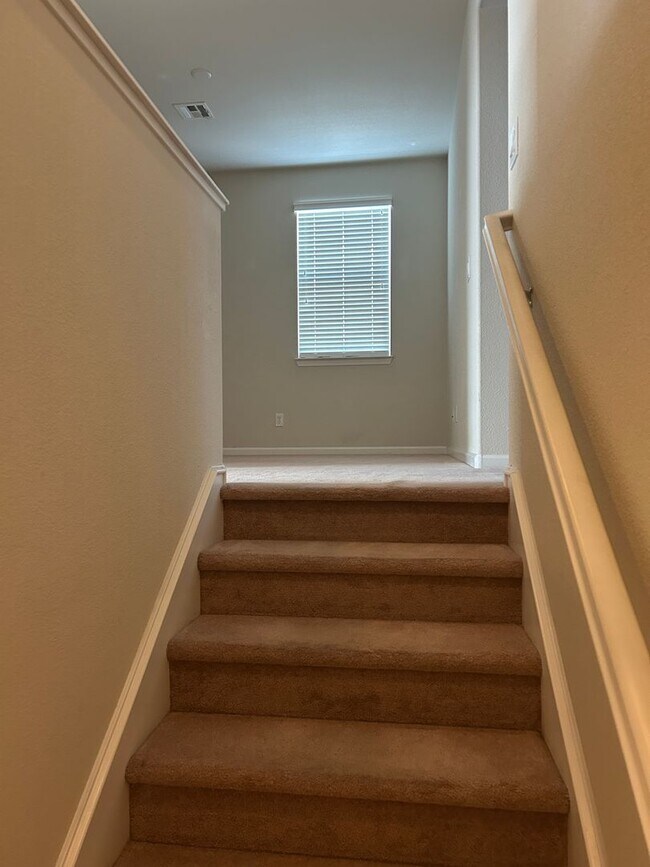 Building Photo - **READY FOR MOVE IN** Somersett Townhome