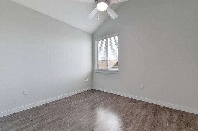Building Photo - 801 N Bluff Dr