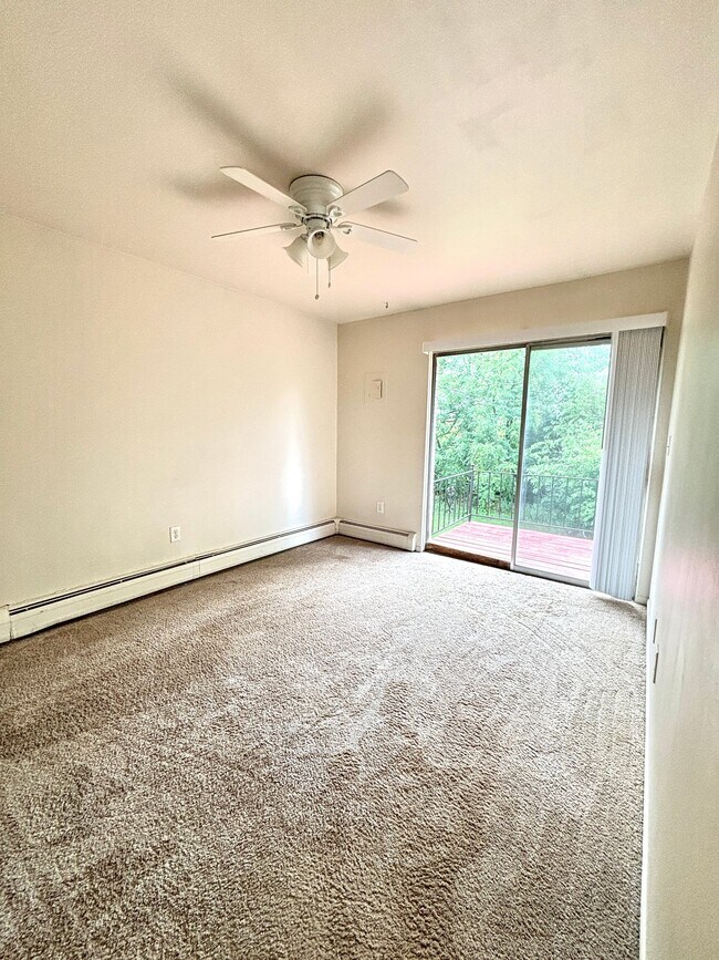 Building Photo - 150 Huronview Ct