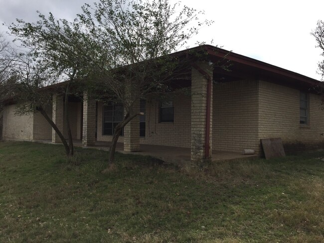 Building Photo - 3 Bedroom 1.75 Bath with a Spacious Lot